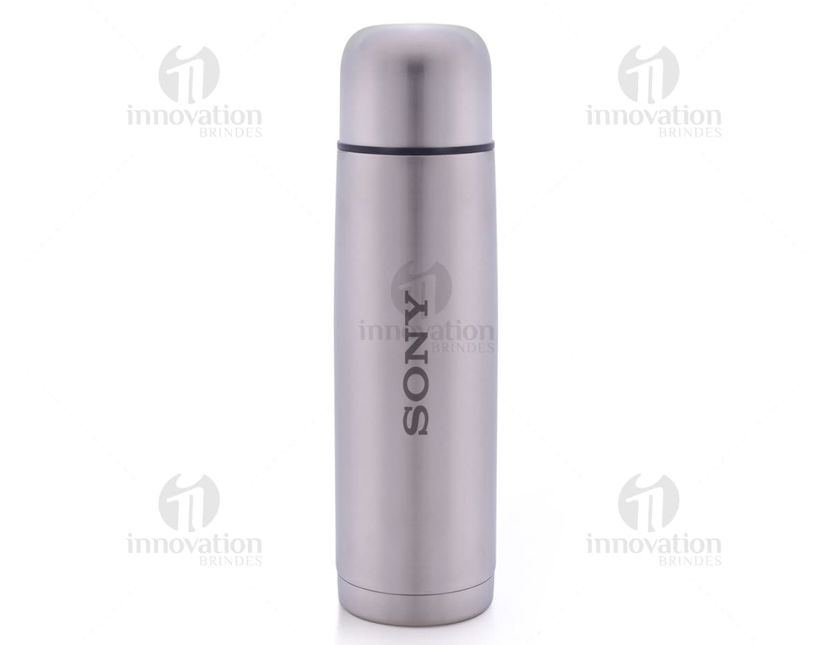 Garrafa térmica em metalinox prateada com tampa rosqueável e alça ergonômica. Garrafa térmica em metalinox prateada com tampa rosqueável e alça ergonômica.