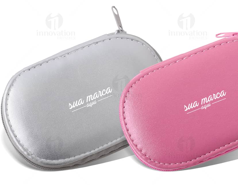 Kit com 6 porta copos em formato circular, feitos de material resistente e com estampas coloridas de frutas. Os porta copos possuem bordas antiderrapantes para evitar que os copos escorreguem.