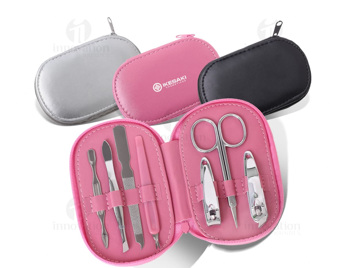 Kit Manicure 7 Peças Estojo em fundo branco. O estojo contém cortador de unha, tesoura, pinça, empurrador de cutícula, lixa, alicate e espátula. Kit Manicure 7 Peças Estojo em fundo branco. O estojo contém cortador de unha, tesoura, pinça, empurrador de cutícula, lixa, alicate e espátula.