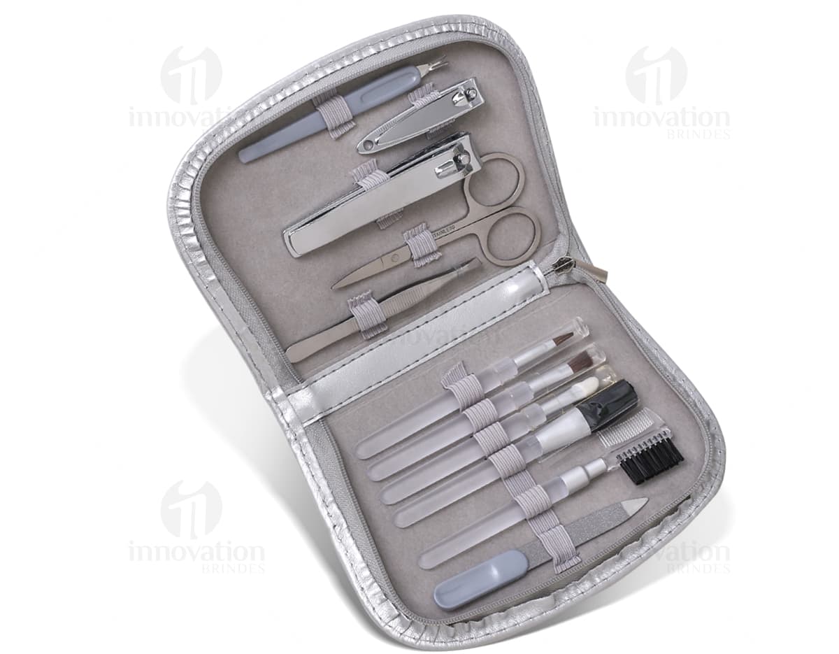 Kit manicure com estojo plástico contendo cortador de unha, tesoura, lixa e pinça. Kit manicure com estojo plástico contendo cortador de unha, tesoura, lixa e pinça.