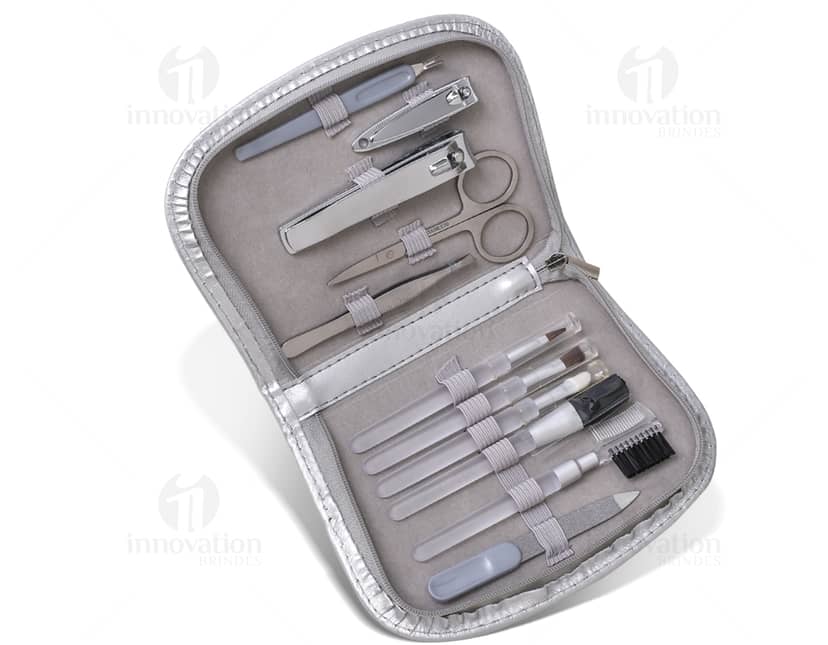 Seis porta copos de diferentes cores e desenhos sobre uma mesa de madeira.