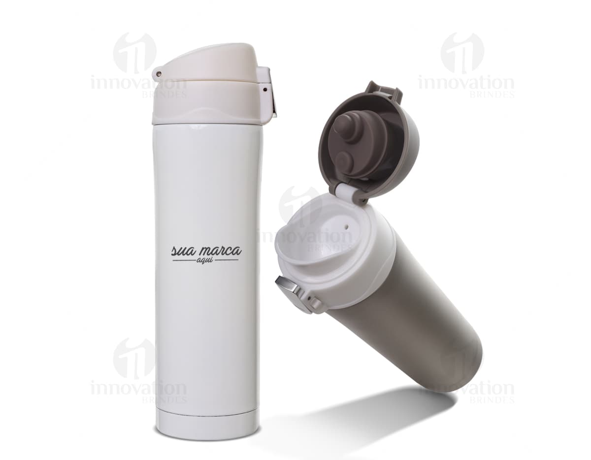 Kit banho composto por uma toalha branca, um sabonete em barra, um shampoo e um condicionador, todos dispostos em uma caixa de papelão. Kit banho composto por uma toalha branca, um sabonete em barra, um shampoo e um condicionador, todos dispostos em uma caixa de papelão.