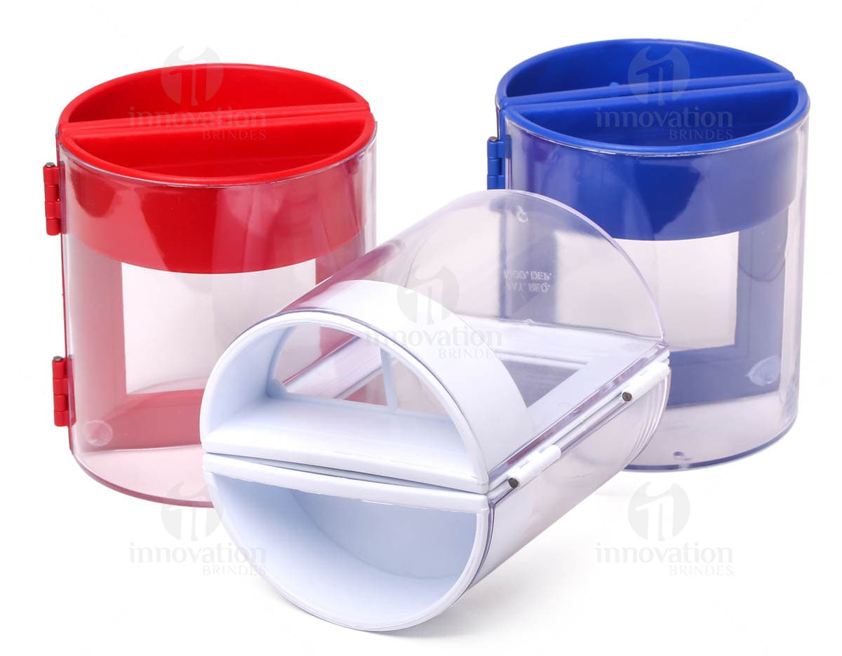 Organizador de clips e caneta com divisória em formato retangular e coloração branca. Organizador de clips e caneta com divisória em formato retangular e coloração branca.