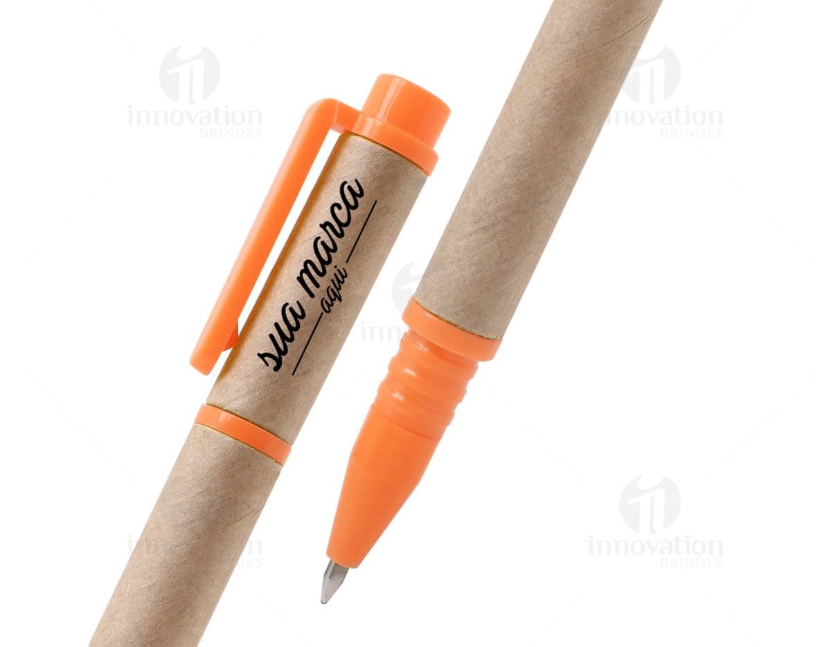 Caneta esferográfica eco-amigável em destaque sobre um fundo branco. Caneta esferográfica eco-amigável em destaque sobre um fundo branco.