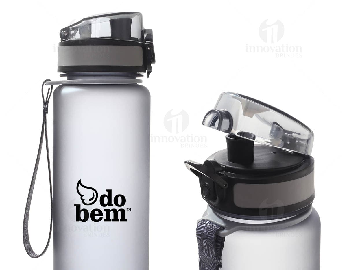 Squeeze plástico azul com tampa rosqueável para hidratação. Com design anatômico e capacidade de 500ml. Squeeze plástico azul com tampa rosqueável para hidratação. Com design anatômico e capacidade de 500ml.