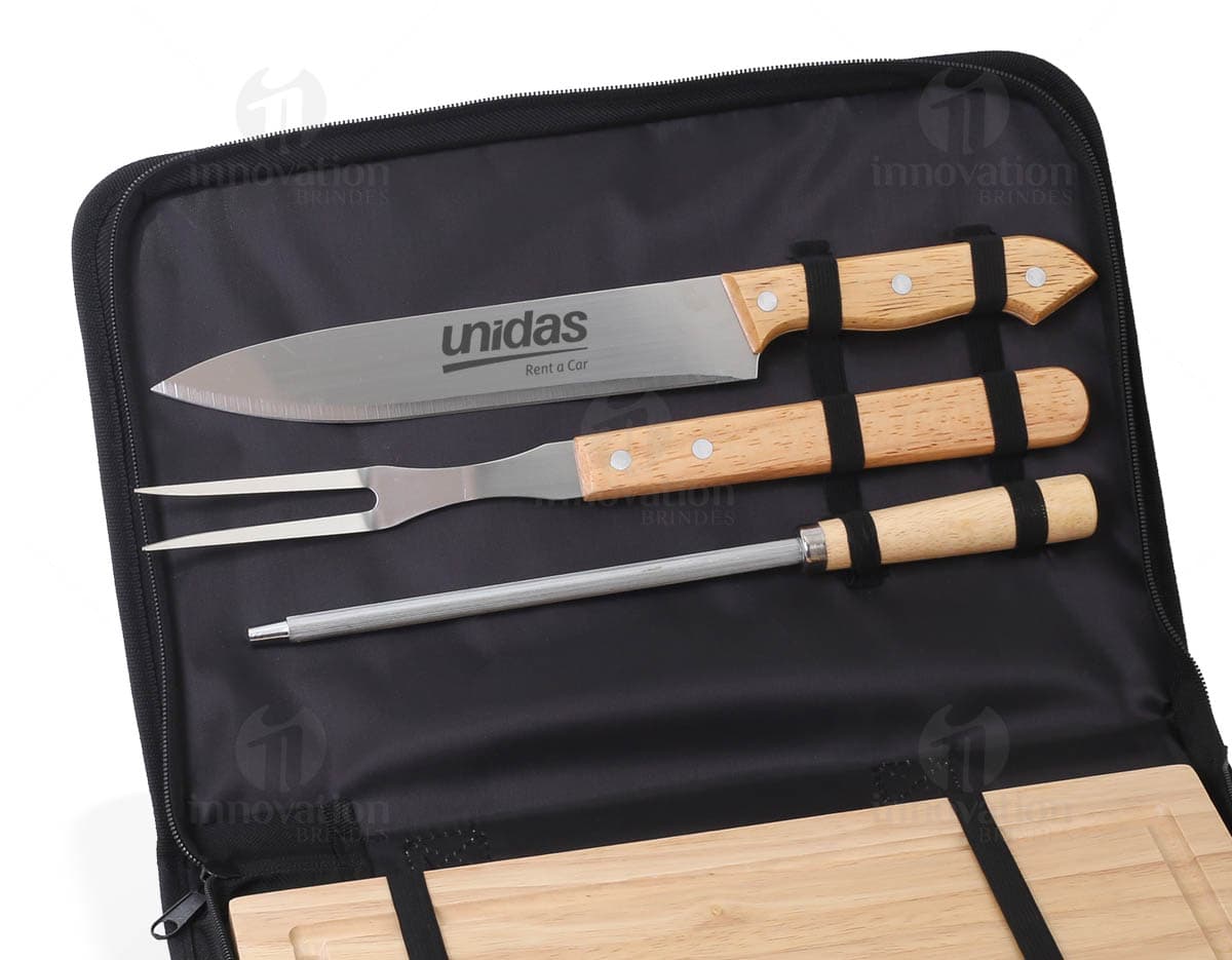 Kit churrasco contendo 3 peças feitas de metal e madeira. Kit churrasco contendo 3 peças feitas de metal e madeira.