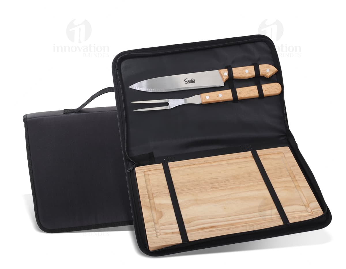 Conjunto Churrasco 3 Peças: Faca, garfo e afiador em um suporte de madeira. Conjunto Churrasco 3 Peças: Faca, garfo e afiador em um suporte de madeira.