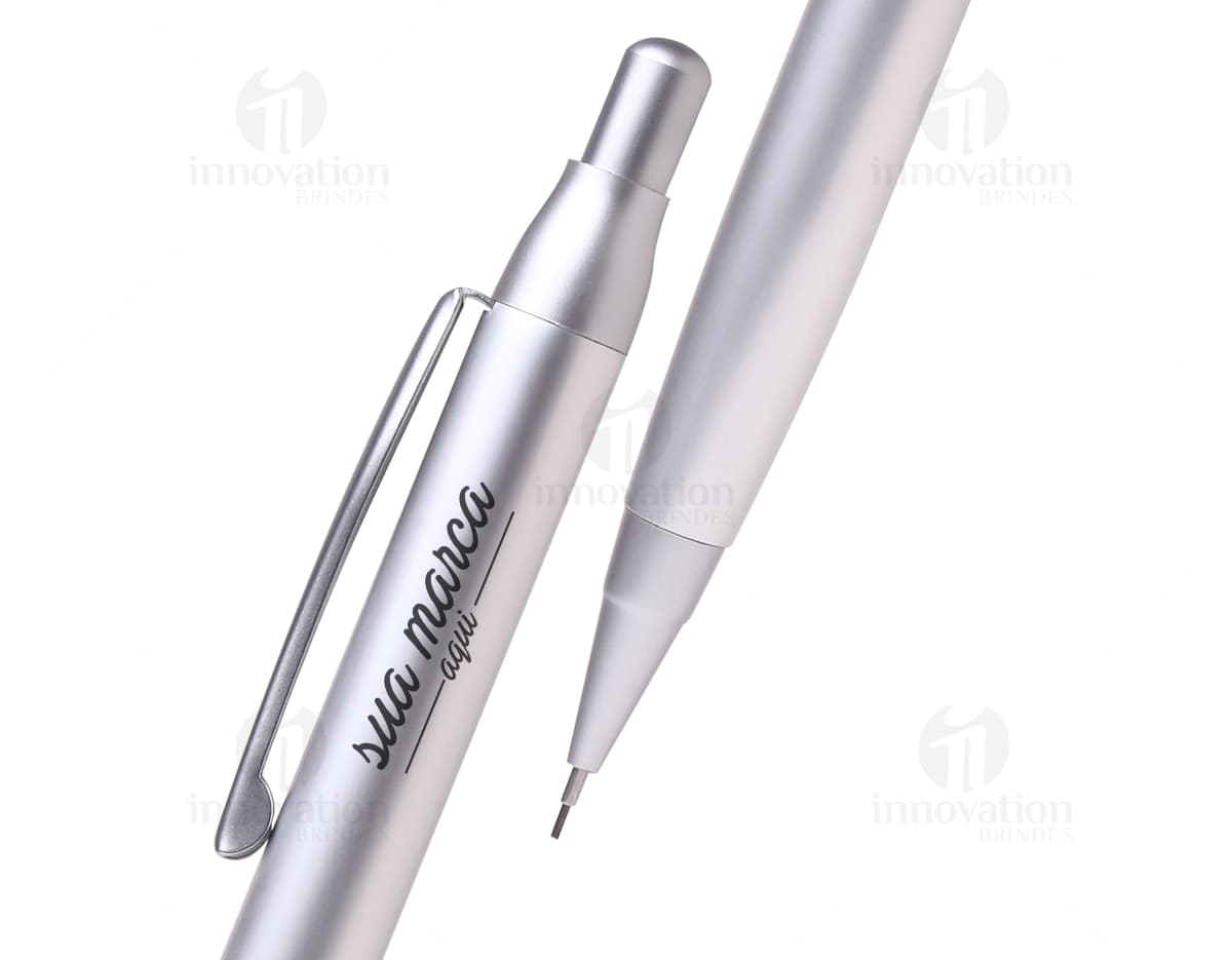 Kit contendo uma caneta e uma lapiseira, ambos acompanhados de um estojo de cor preta. Kit contendo uma caneta e uma lapiseira, ambos acompanhados de um estojo de cor preta.
