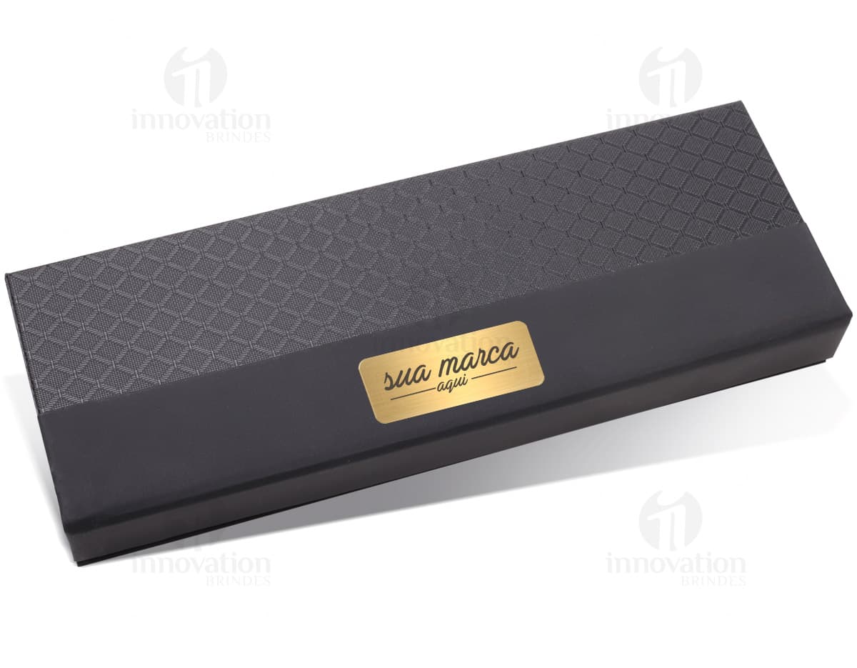 Power bank metal com indicador LED em fundo branco. Power bank metal com indicador LED em fundo branco.