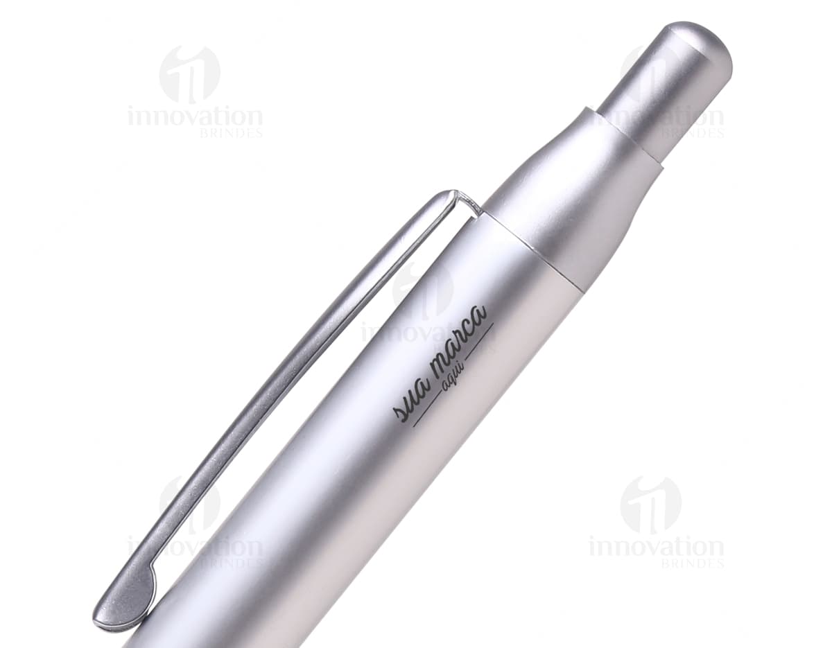 Caneta esferográfica simples de plástico em tom de azul escuro. Caneta esferográfica simples de plástico em tom de azul escuro.