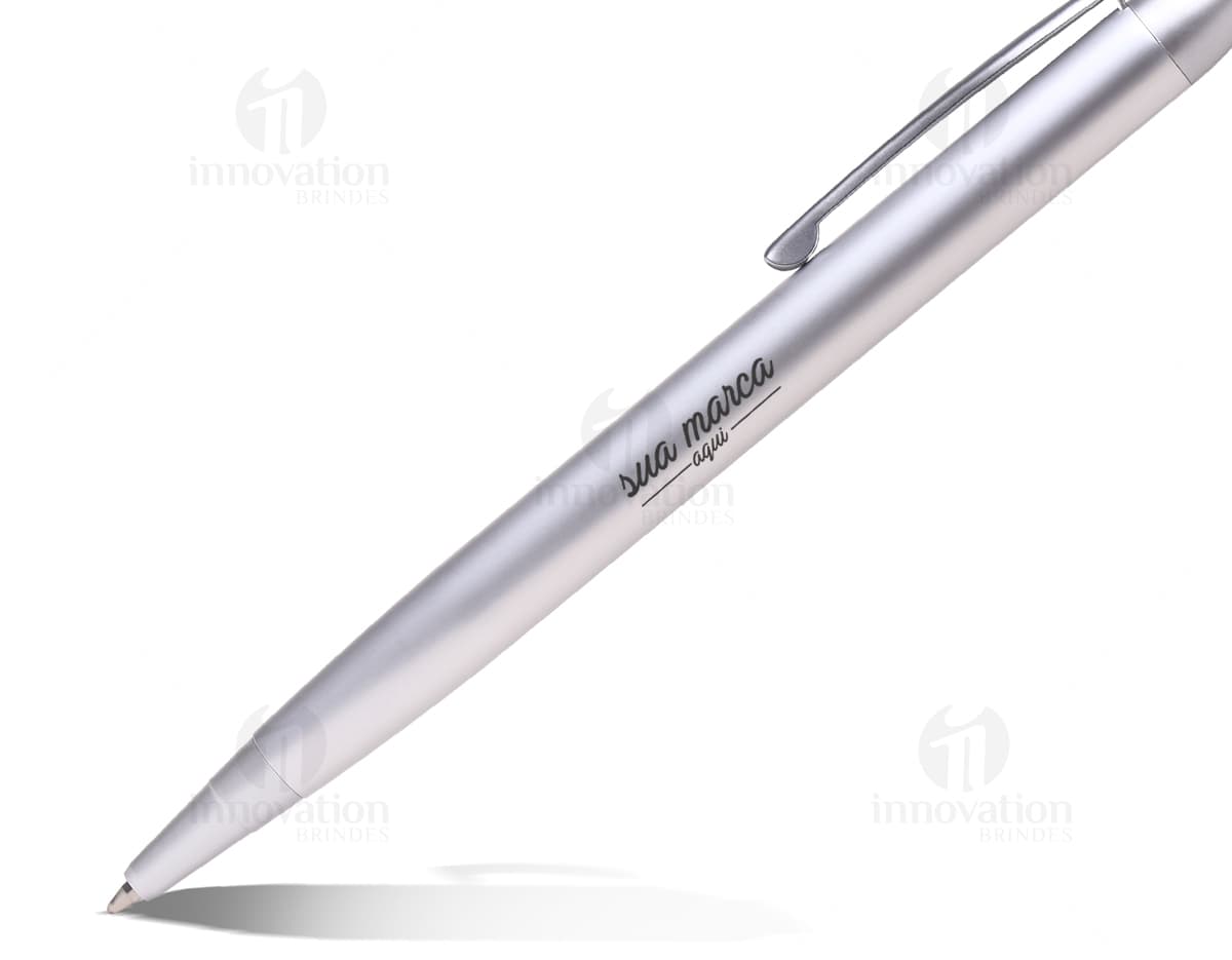 Caneta esferográfica simples de plástico em tom de azul escuro. Caneta esferográfica simples de plástico em tom de azul escuro.