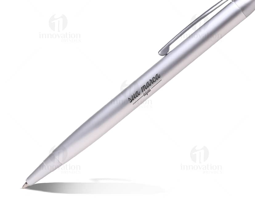 Caneta esferográfica simples de plástico em tom de azul escuro.