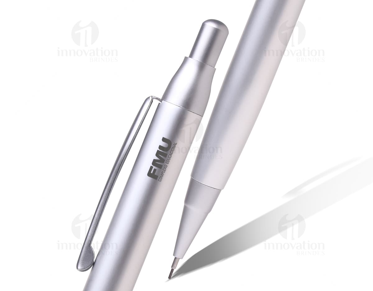 Lapiseira de metal 04: escreva com elegância e precisão com essa lapiseira de metal prateada. Perfeita para uso no escritório, escola ou em casa, este instrumento de escrita de design moderno e prático irá garantir traços nítidos e perfeitos em suas anotações e desenhos. Adquira já a sua! Lapiseira de metal 04: escreva com elegância e precisão com essa lapiseira de metal prateada. Perfeita para uso no escritório, escola ou em casa, este instrumento de escrita de design moderno e prático irá garantir traços nítidos e perfeitos em suas anotações e desenhos. Adquira já a sua!