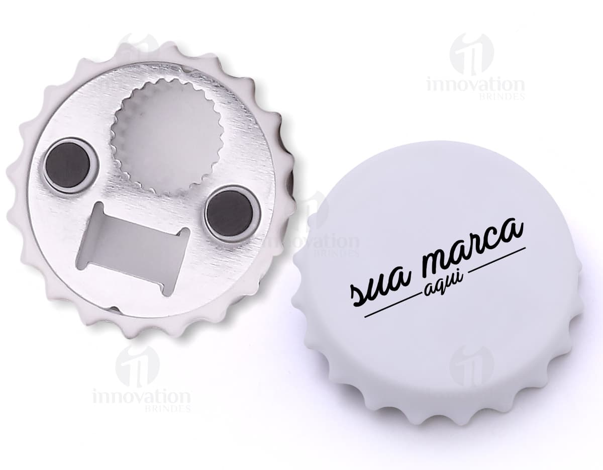Abridor de garrafas de metal com cabo de madeira, design clássico e elegante. Abridor de garrafas de metal com cabo de madeira, design clássico e elegante.