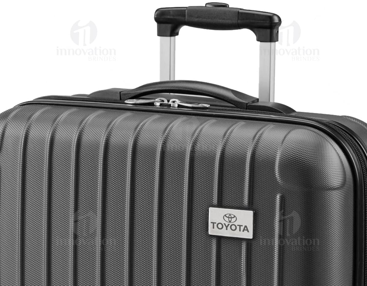 Mala de viagem preta em estilo vintage, feita de couro e metal, com alça resistente e rodas cromadas. Ideal para viagens de negócios ou lazer, proporcionando elegância e praticidade ao transporte de bagagem. Mala de viagem preta em estilo vintage, feita de couro e metal, com alça resistente e rodas cromadas. Ideal para viagens de negócios ou lazer, proporcionando elegância e praticidade ao transporte de bagagem.