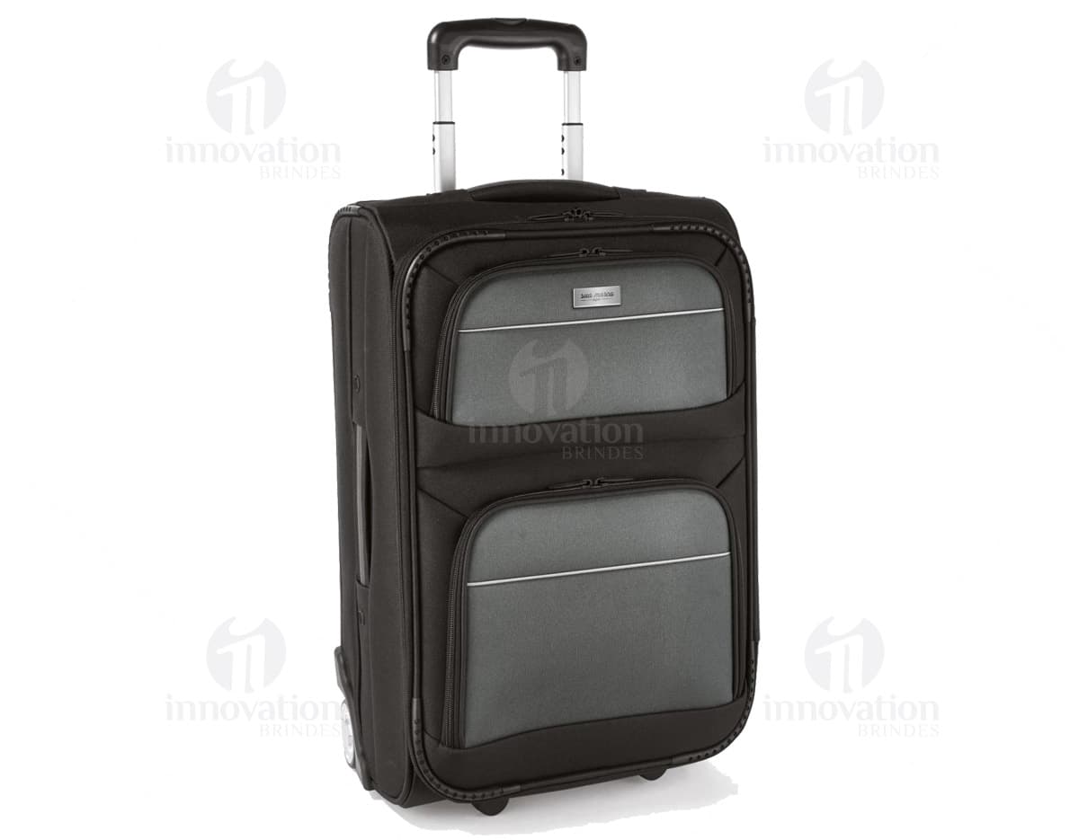 Mala de viagem de cor preta, tamanho médio, com alças e rodinhas para facilitar o transporte. Mala de viagem de cor preta, tamanho médio, com alças e rodinhas para facilitar o transporte.