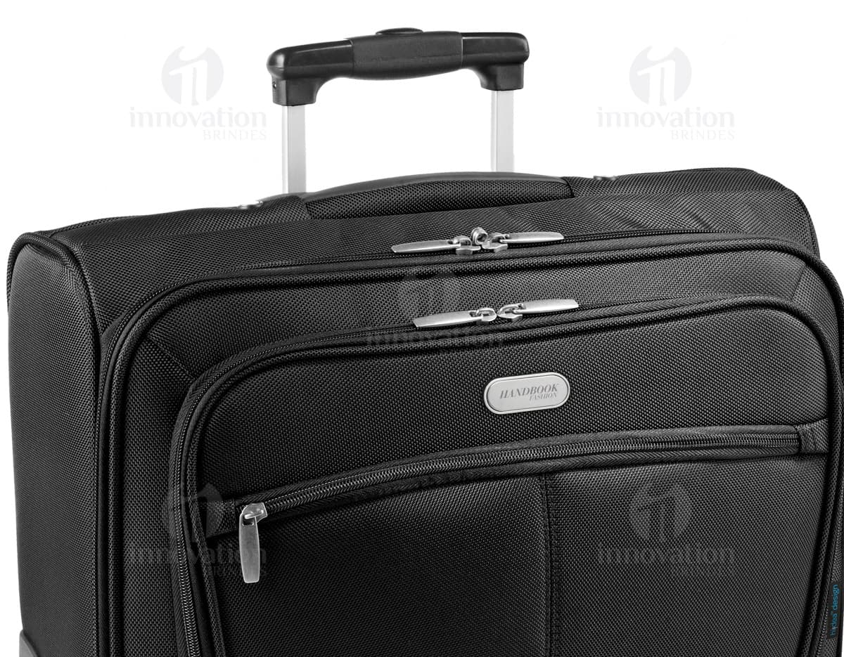 Mala de negócios em couro sintético preto com rodas, fecho de metal e alça. Ideal para viagens de negócios, com espaço para notebook e documentos. Elegante e moderna, perfeita para o empresário bem sucedido. Mala de negócios em couro sintético preto com rodas, fecho de metal e alça. Ideal para viagens de negócios, com espaço para notebook e documentos. Elegante e moderna, perfeita para o empresário bem sucedido.