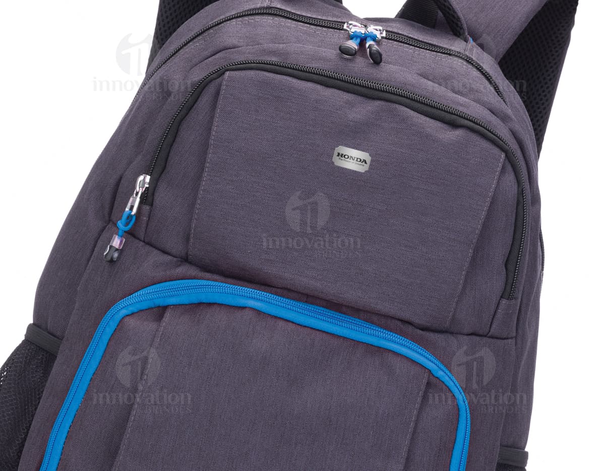 Mochila preta para notebook de 15 polegadas com saída USB, vista de frente. Mochila preta para notebook de 15 polegadas com saída USB, vista de frente.