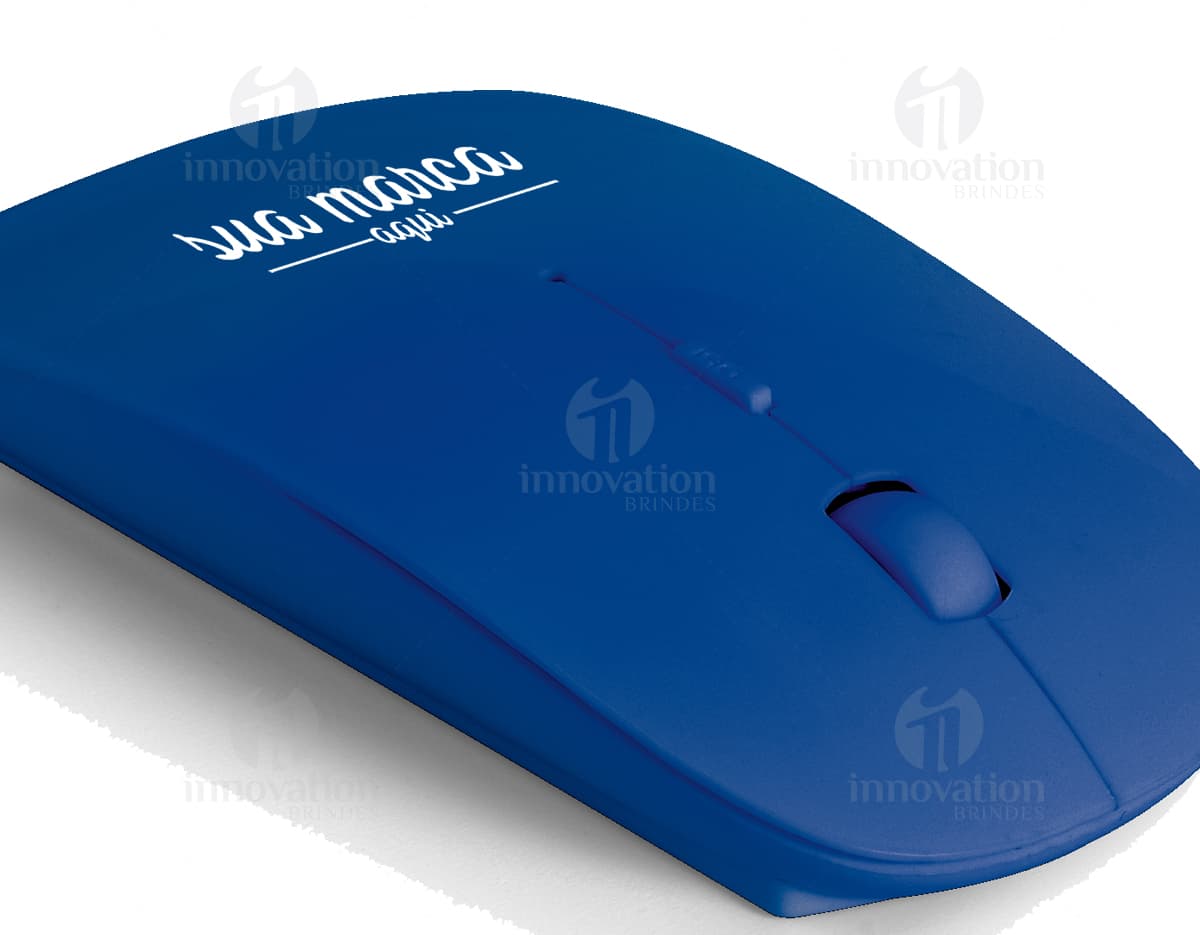 Mouse preto com design ergonômico e com fio, sobre uma mesa de madeira. Mouse preto com design ergonômico e com fio, sobre uma mesa de madeira.