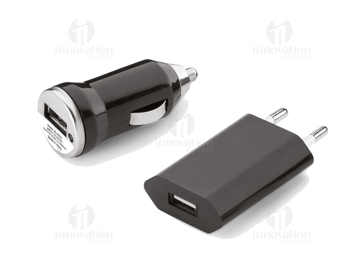 Power Bank 1200mAh preto com portas USB e indicador de carga, sobre fundo branco. Power Bank 1200mAh preto com portas USB e indicador de carga, sobre fundo branco.