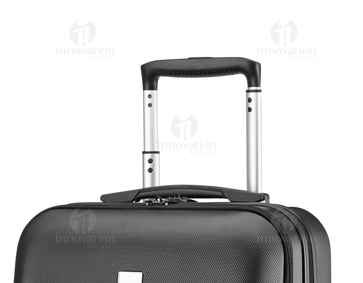 Kit de ferramentas composto por uma lanterna e 26 peças diversas. Kit de ferramentas composto por uma lanterna e 26 peças diversas.