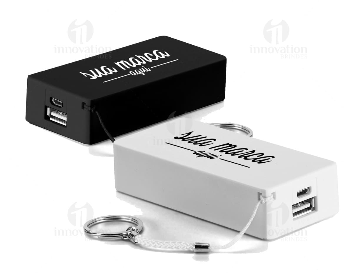 Conjunto de queijo composto por 4 peças e uma tábua de madeira. Conjunto de queijo composto por 4 peças e uma tábua de madeira.