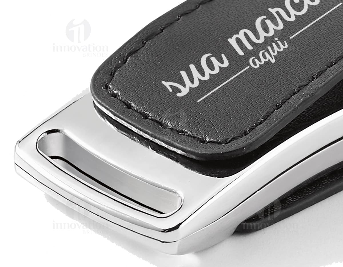 Pen drive de 8GB revestido em couro preto. Pen drive de 8GB revestido em couro preto.