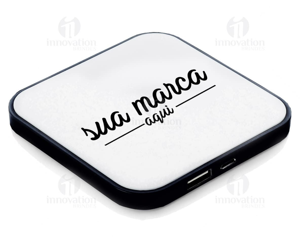 Power Bank 4200mAh fora de linha em destaque - carregador portátil compacto na cor preta. Power Bank 4200mAh fora de linha em destaque - carregador portátil compacto na cor preta.