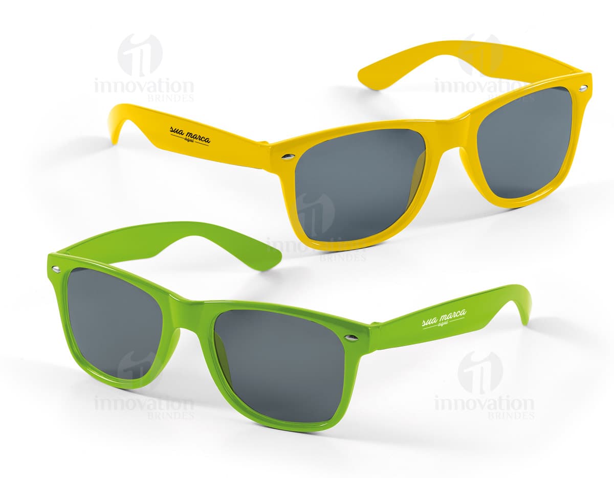 Óculos de sol elegantes com proteção 400 UV. Design moderno e estiloso, lentes escuras e armação preta. Acessório de moda para proteger os olhos dos raios ultravioleta. Óculos de sol elegantes com proteção 400 UV. Design moderno e estiloso, lentes escuras e armação preta. Acessório de moda para proteger os olhos dos raios ultravioleta.