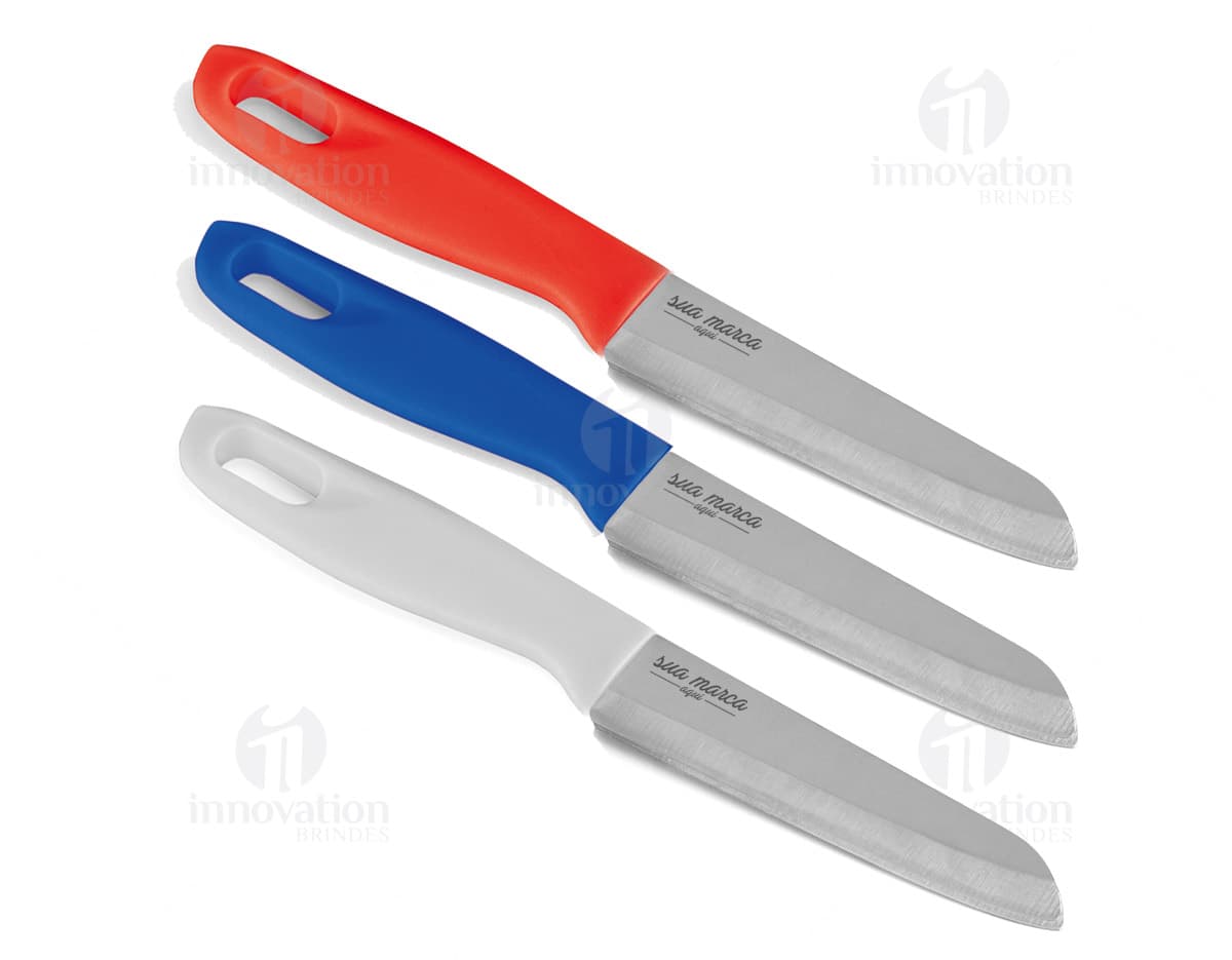 Kit com 6 porta copos de diferentes cores e estampas dispostos em uma mesa de madeira. Kit com 6 porta copos de diferentes cores e estampas dispostos em uma mesa de madeira.