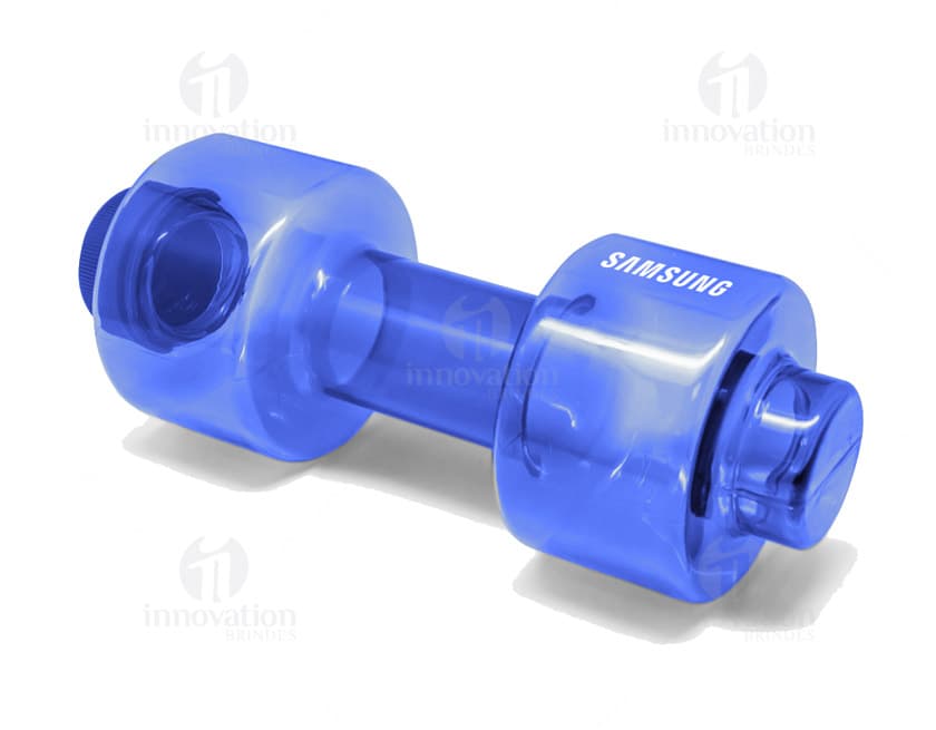 Squeeze 550 ml transparente com tampa verde escuro em fundo branco. Squeeze 550 ml transparente com tampa verde escuro em fundo branco.