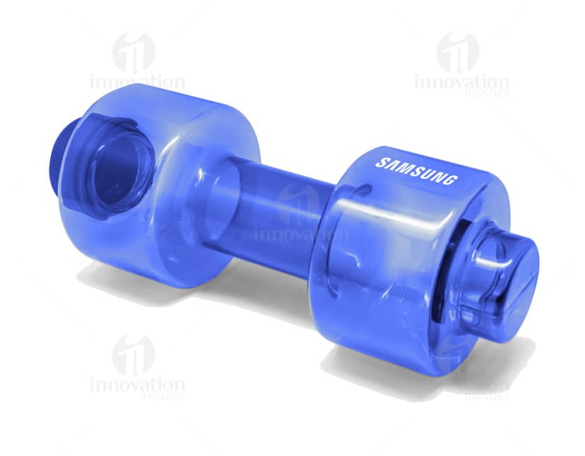 Squeeze 550 ml transparente com tampa verde escuro em fundo branco.