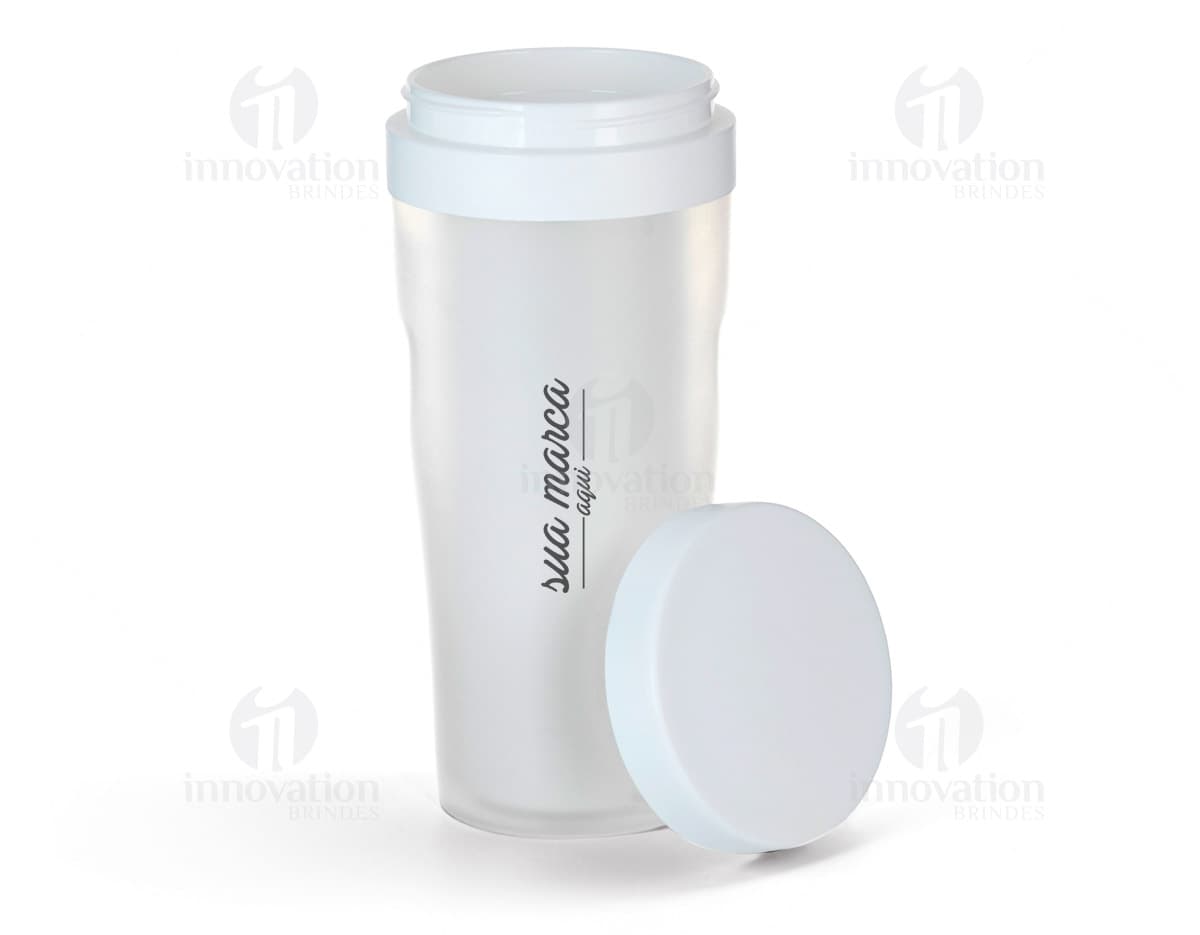 Kit com 6 porta copos em formato redondo, feitos de madeira e revestidos com estampas coloridas e variadas. Kit com 6 porta copos em formato redondo, feitos de madeira e revestidos com estampas coloridas e variadas.
