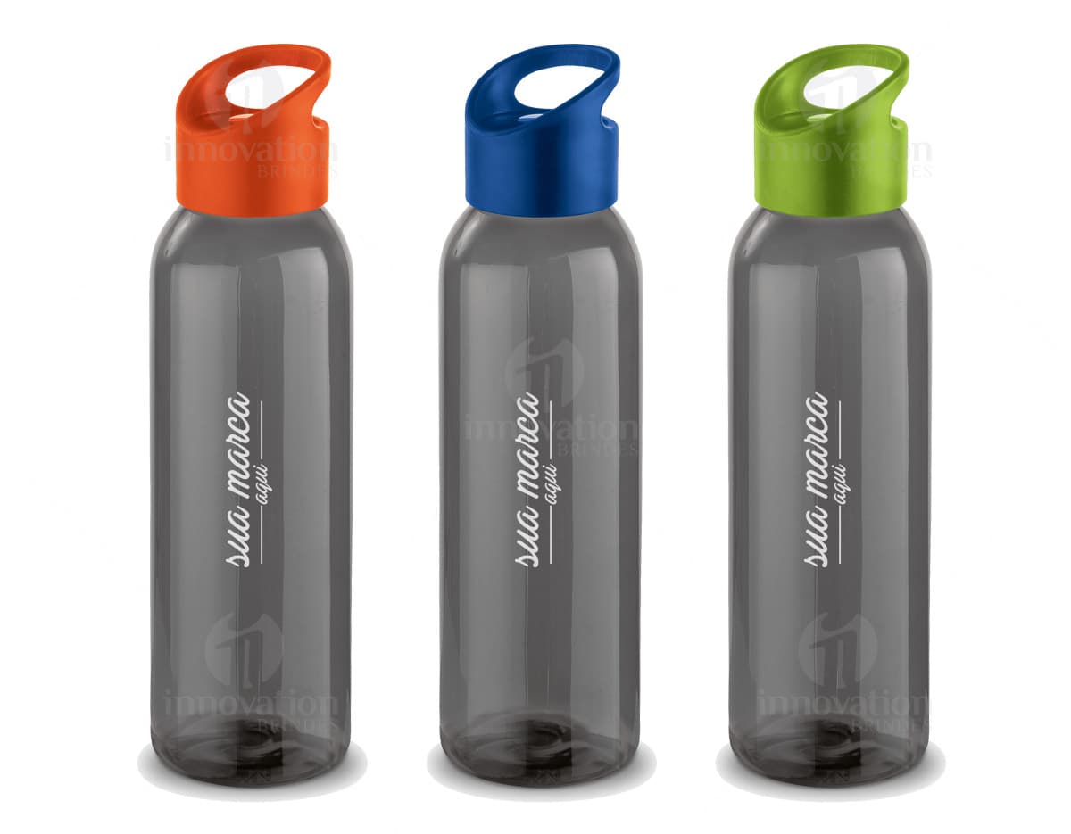 Kit com 6 porta copos em cores variadas sendo utilizados em uma mesa. Kit com 6 porta copos em cores variadas sendo utilizados em uma mesa.