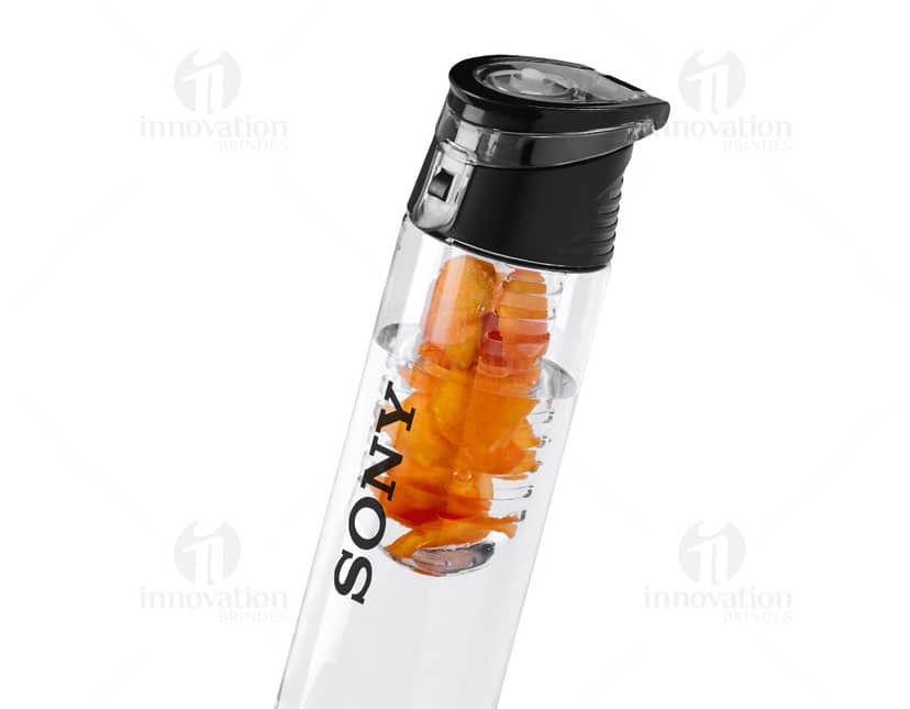 Squeeze plástico de 750ml em cor azul com tampa rosqueável e bico para beber.