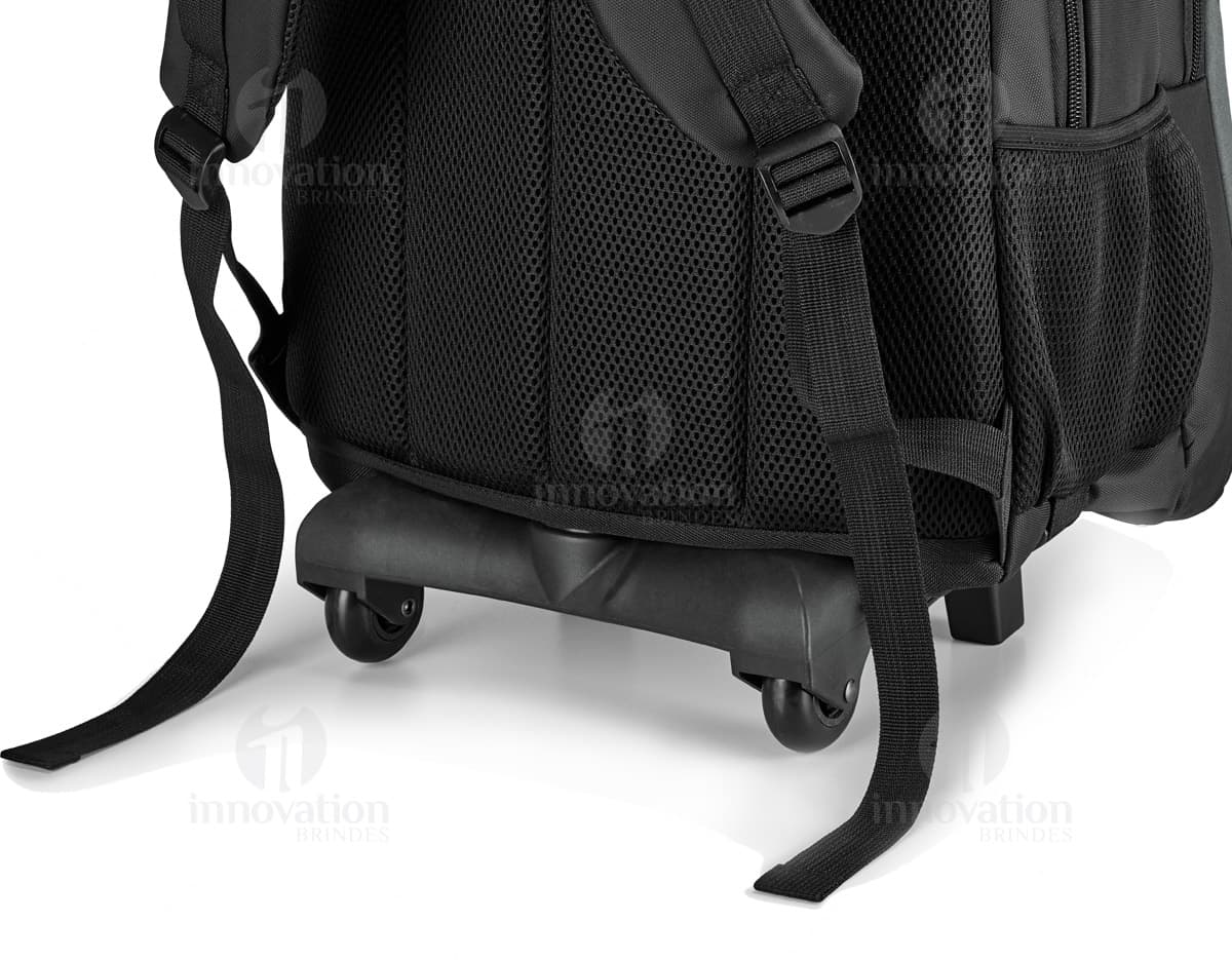 Kit com 6 porta copos em formato de mandalas coloridas sobre uma mesa de madeira. Kit com 6 porta copos em formato de mandalas coloridas sobre uma mesa de madeira.