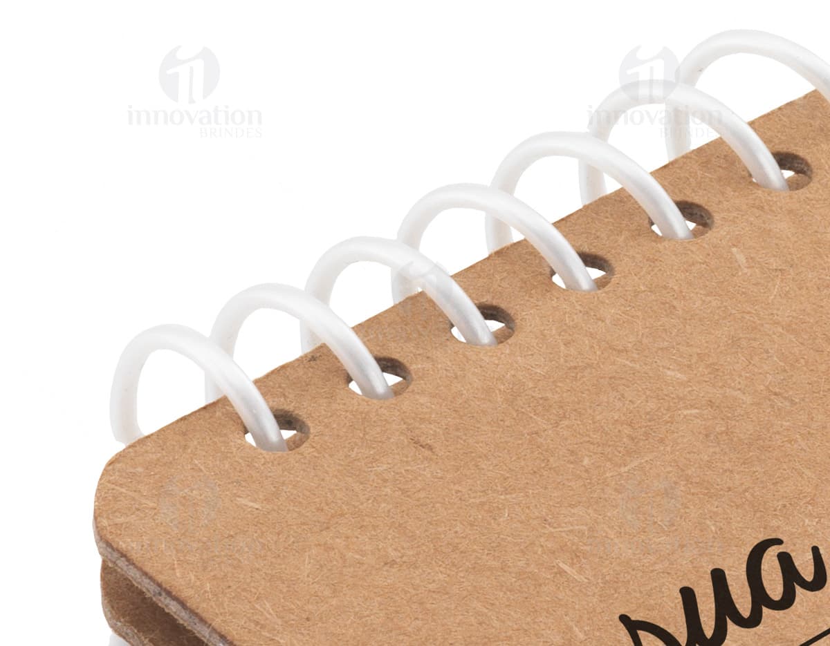 Bloco de anotações em papel kraft ideal para o seu negócio. Perfeito para reuniões e anotações importantes no escritório. Mantenha-se organizado e sempre preparado com este item prático e elegante. Presenteie seus clientes com um brinde útil e de ótima qualidade. Adquira já o seu! Bloco de anotações em papel kraft ideal para o seu negócio. Perfeito para reuniões e anotações importantes no escritório. Mantenha-se organizado e sempre preparado com este item prático e elegante. Presenteie seus clientes com um brinde útil e de ótima qualidade. Adquira já o seu!