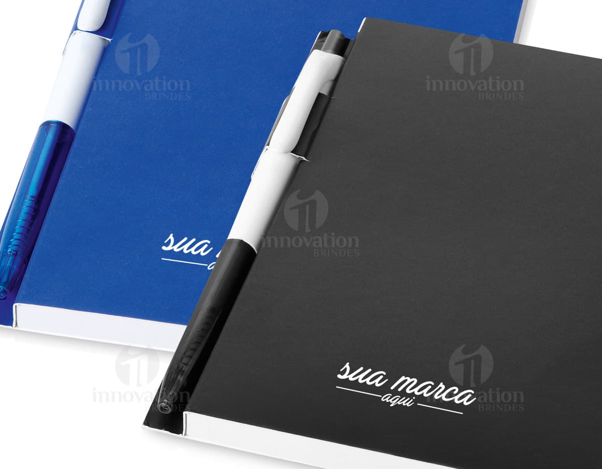 Caderno com capa dura em tons de azul e verde, apresentando desenhos de flores e folhas. Caderno com capa dura em tons de azul e verde, apresentando desenhos de flores e folhas.