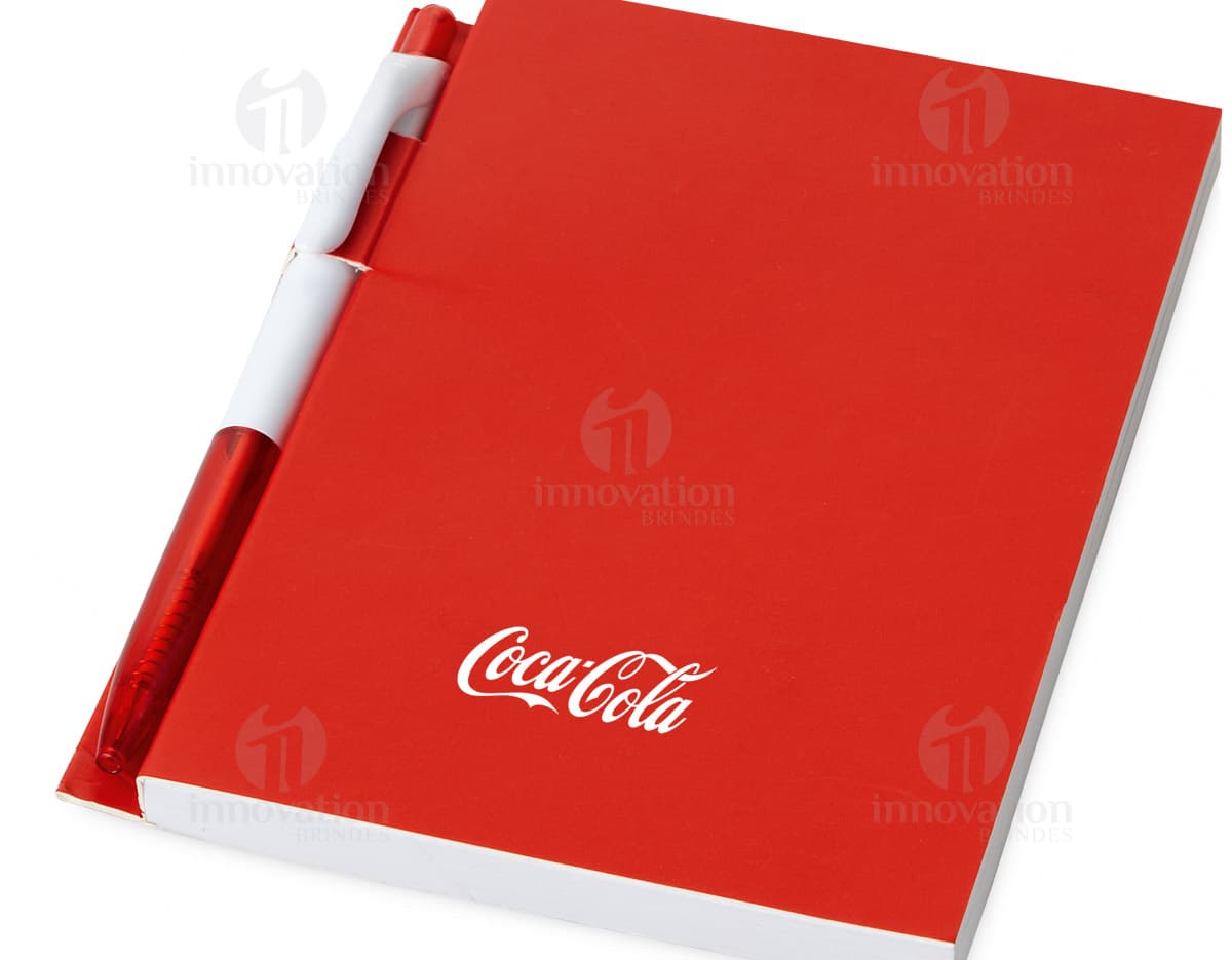 Caderno com capa dura e esferográfica sobre fundo branco. Caderno com capa dura e esferográfica sobre fundo branco.