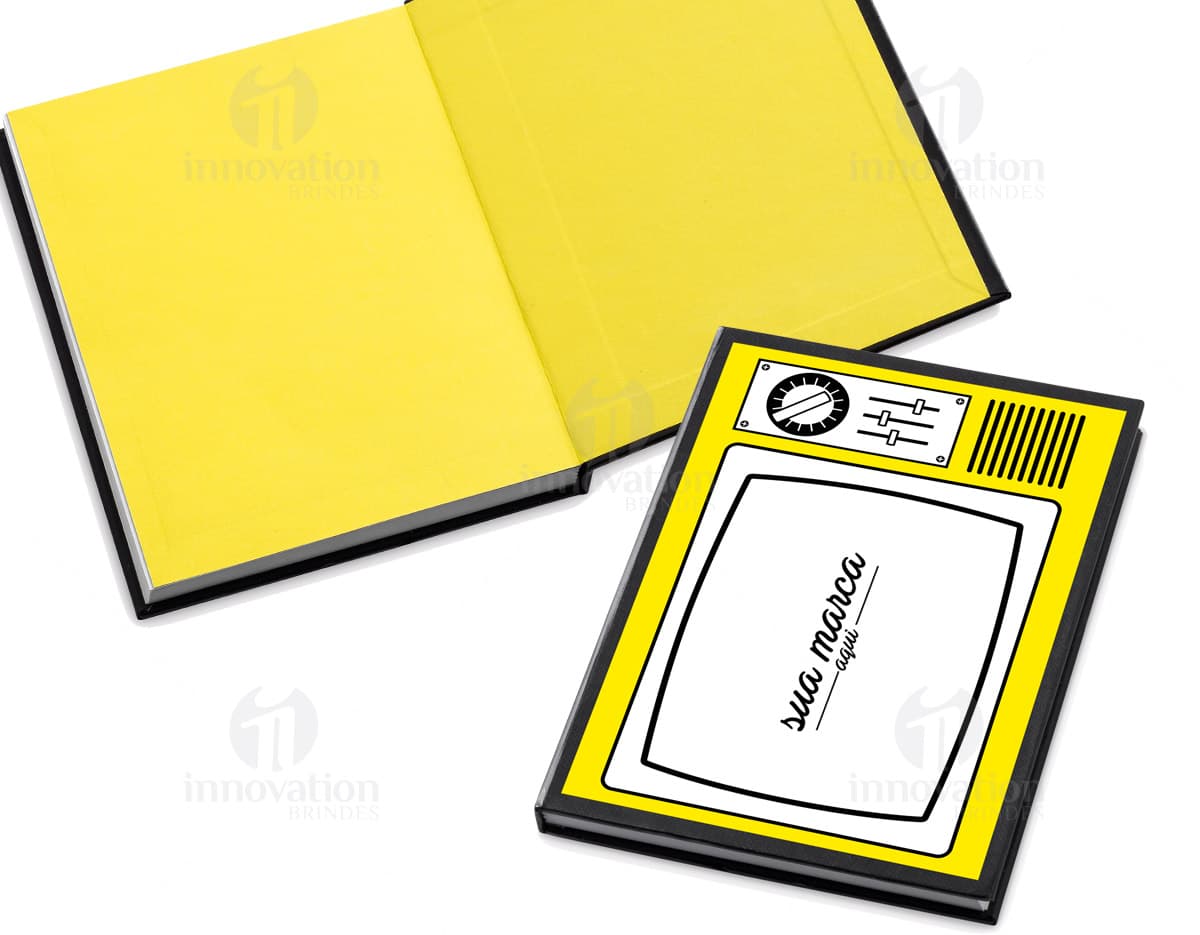Caderno Duro Pautado em capa preta com elástico e folhas internas pautadas. Caderno Duro Pautado em capa preta com elástico e folhas internas pautadas.