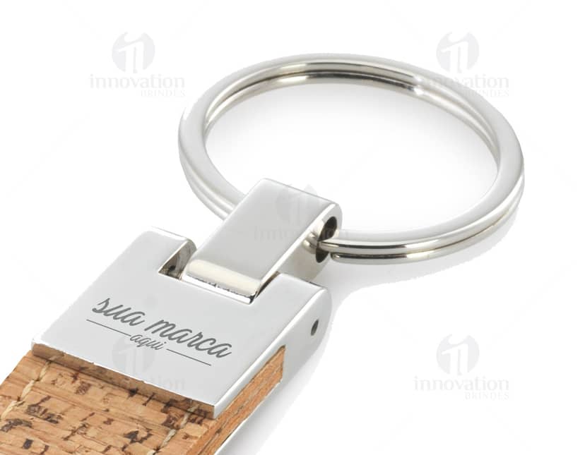 Chaveiro de metal e cortiça - 01: Proteja suas chaves com estilo e segurança! Feito com materiais de alta qualidade, esse chaveiro combina elegância e funcionalidade. Ideal para garantir a proteção e organização das suas chaves. Adquira já o seu!