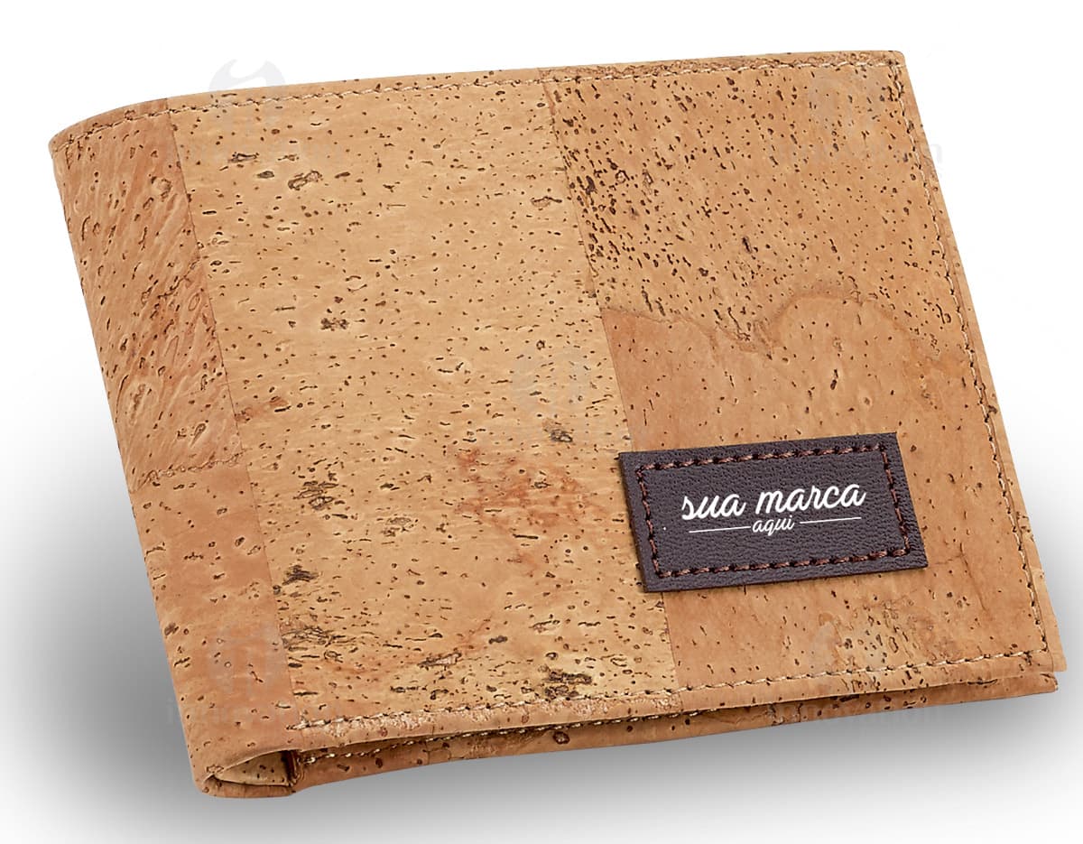 Carteira de couro na cor marrom com detalhe em costura e logo da marca na parte frontal. Carteira de couro na cor marrom com detalhe em costura e logo da marca na parte frontal.