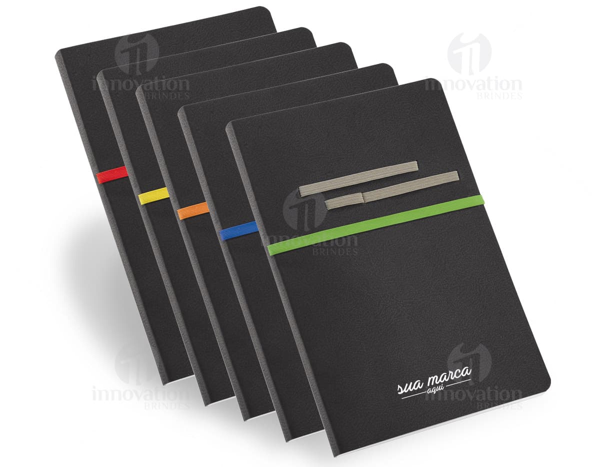 Bloco de Anotações Couro Sintético em cor preta, com fechamento em elástico. Páginas brancas com pautas, ideal para organização e anotações. Bloco de Anotações Couro Sintético em cor preta, com fechamento em elástico. Páginas brancas com pautas, ideal para organização e anotações.