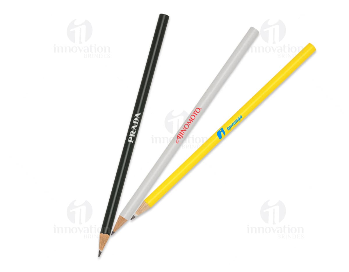 Lápis ecológico número 2 na cor verde, feito de material reciclado e com ponta afiada. Lápis ecológico número 2 na cor verde, feito de material reciclado e com ponta afiada.