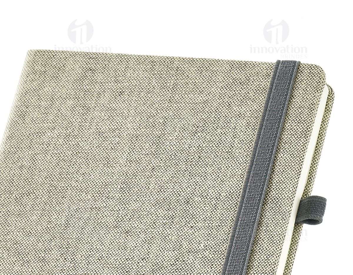 Caderno de anotações em plástico de cor azul, com elástico para fechamento e detalhes em metal dourado. Caderno de anotações em plástico de cor azul, com elástico para fechamento e detalhes em metal dourado.
