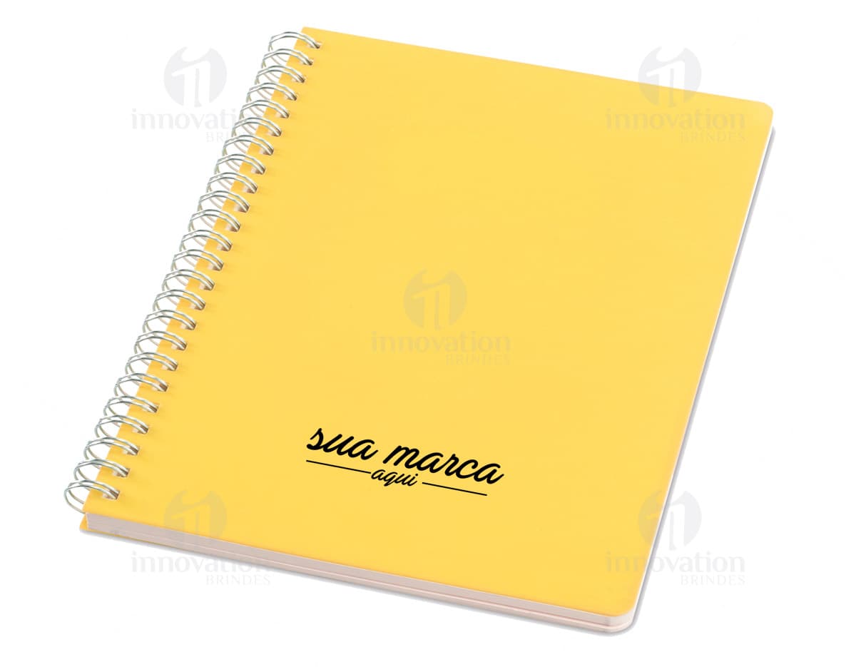 Caderno com folhas pautadas em cor creme. Caderno com folhas pautadas em cor creme.