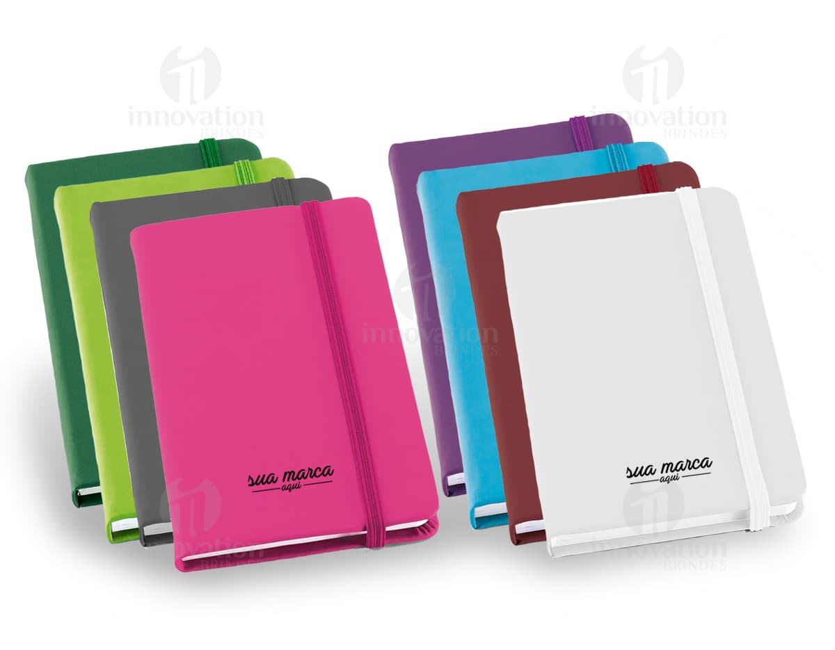 Kit com 6 porta copos em diferentes cores e designs, dispostos em uma mesa de madeira. Kit com 6 porta copos em diferentes cores e designs, dispostos em uma mesa de madeira.
