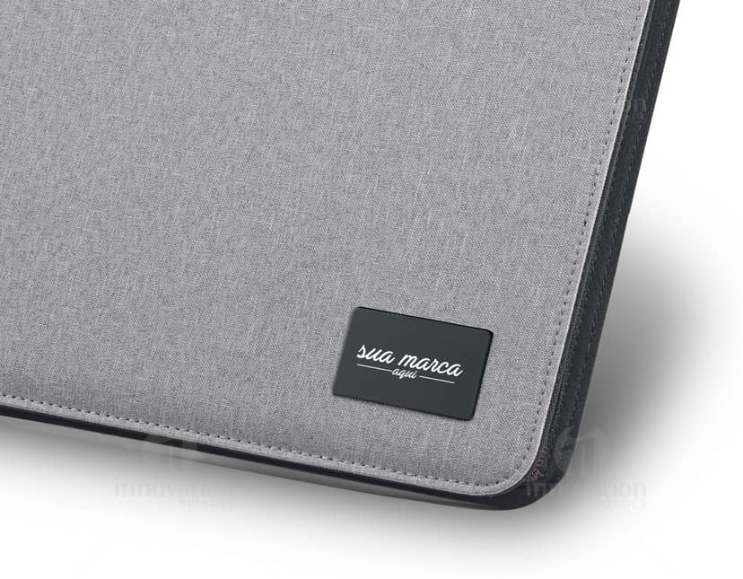 Caderno pautado de linho com capa de couro metálico.