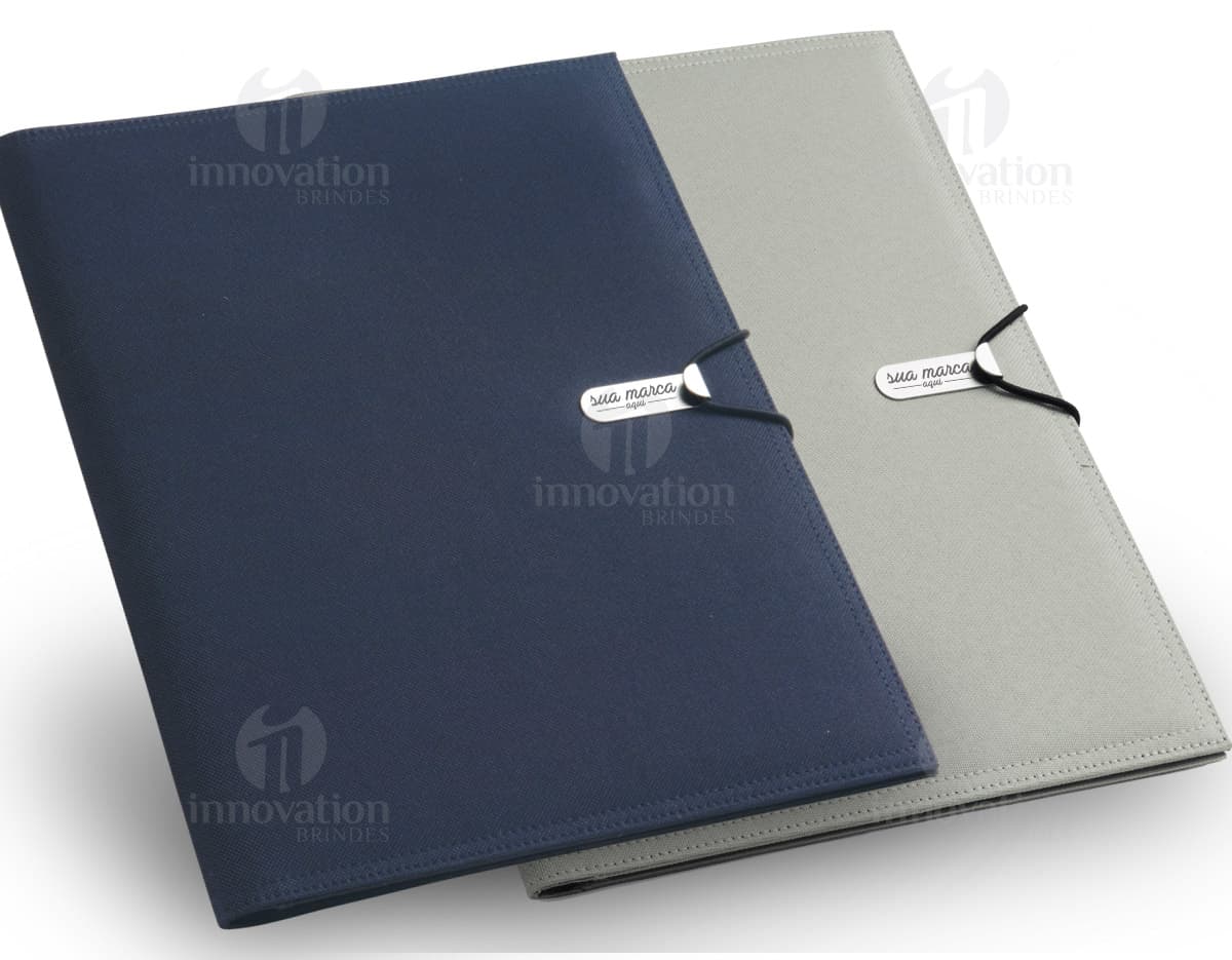 Seis porta copos de cores diferentes empilhados uns sobre os outros. Cada porta copo possui um design diferente com estampas geométricas. Seis porta copos de cores diferentes empilhados uns sobre os outros. Cada porta copo possui um design diferente com estampas geométricas.