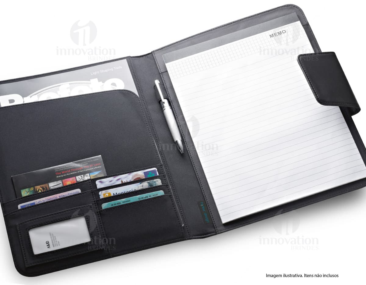 Pasta A4 Sintético Com Fecho Magnético em cor preta, feita de material sintético resistente e com fecho magnético para maior praticidade no transporte e organização de documentos. Pasta A4 Sintético Com Fecho Magnético em cor preta, feita de material sintético resistente e com fecho magnético para maior praticidade no transporte e organização de documentos.